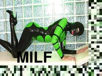 jenis-pornografi-milf, barang-rampasan, fetish-benda-yang-dapat-meningkatkan-gairah-sex, latex, seorang-diri, hak-tinggi, penutup-muka