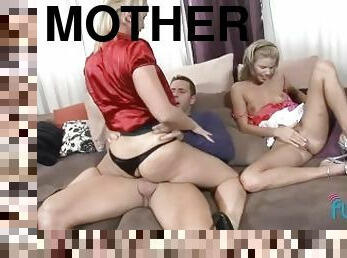 fiesta, anal, chorro-de-corrida, madurita-caliente, hardcore, estrella-del-porno, mamá, trío, facial, madre