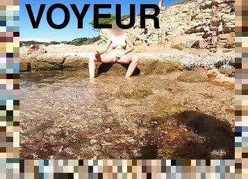 fille pisse à la plage un voyeur l'observe discrètement