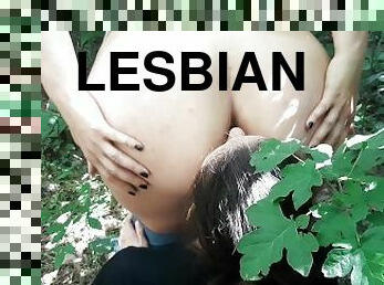leszbikus, barátnő, popsik, erdőben