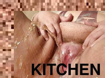 pisser, chatte-pussy, giclée, amateur, compilation, couple, belle-femme-ronde, cuisine, fétiche, solo