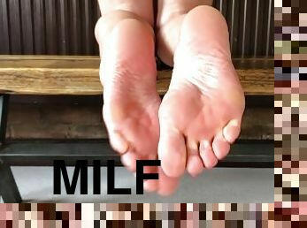 MILF SHOWS HER SEXY FEET AND FOOT FETISH TEASE POV