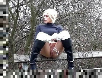 en-plein-air, pisser, public, amateur, babes, cam, voyeur, blonde, fétiche, solo