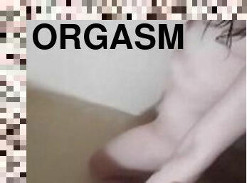 GIRLFRIEND USES SHOWERHEAD TO HAVE INTENSE ORGASM! MY POV