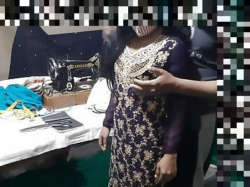 Tailor ne Bhabhi ka naap lete lete Bhabhi ko hi chod dala,desi housewife fucked by tailor with clear hindi audio 