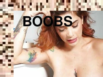 veľké-prsia, masturbácia, latinské, pornohviezda, červenovláska, prsia, sólo, pohovor, bruneta, tetovanie