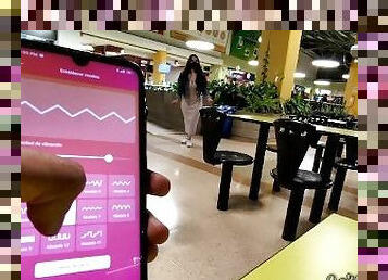 Mi novio toma el control de mi vibrador y me hace mojar en el centro comercial