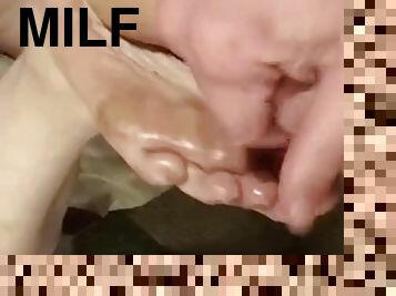 cul, amateur, ejaculation-sur-le-corps, milf, branlette, belle-femme-ronde, pieds, ejaculation, brunette