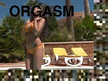 Horny brunette takes off her bikini to masturbate by the pool
