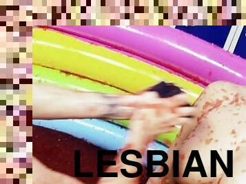 isot-tissit, masturbaatio, pillu-pussy, lesbo-lesbian, luonnollinen, lävistetty, uima-allas, rinnat, ajettu, tatuointi