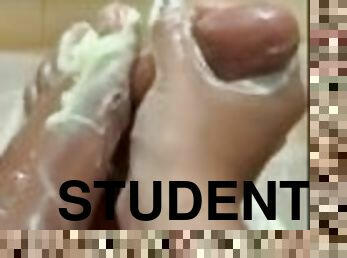 studenta, amatori, bunaciuni, adolescenta, jucarie, picioare, excitat, fetish, solo, stimulare-cu-piciorul