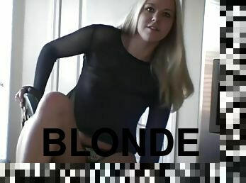 tonåring, blond, vacker-pretty, ensam, tatuering, posering, retande