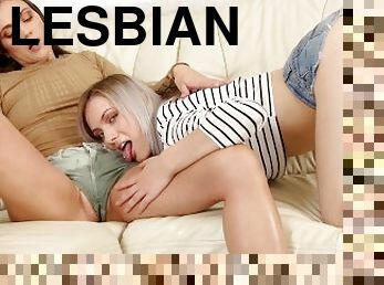 pissaaminen, pillu-pussy, lesbo-lesbian, lelu, suuteleminen, blondi, fetissi, suihku, tsekki, ajettu