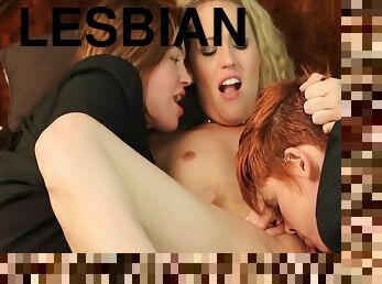 isot-tissit, lesbo-lesbian, milf, sormettaminen, kolmisin, pitkät-sukat, tatuointi