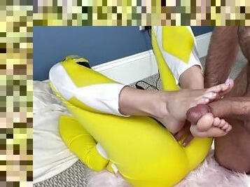 amateur, ejaculation-sur-le-corps, pieds, ejaculation, fétiche, branlette-avec-les-pieds, orteils