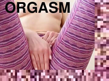 clitoris-bagian-atas-vagina-paling-sensitif, mastubasi, orgasme, vagina-pussy, barang-rampasan, celana-dalam-wanita, ketat, seorang-diri, ruang-olahraga, basah