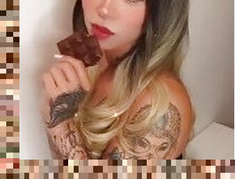 Você gosta de chocolate com leite? Eu amo gozo quentinho! - Sexdoll 520