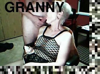 Granny vibrates her cunt and gets cummed on webcam