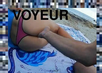 Il me doigte et me baise discrètement à la plage, éjacule sur mon cul je voulais avaler son sperme