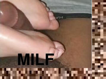 amateur, ejaculation-sur-le-corps, ébène, énorme-bite, milf, massage, pieds, fétiche, branlette-avec-les-pieds, bite