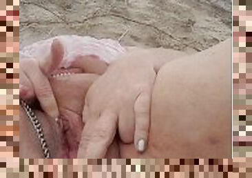 cul, masturbation, nudiste, public, chatte-pussy, amateur, mature, belle-femme-ronde, plage, bout-a-bout