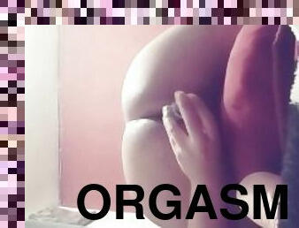 Masturbándome solo con un vibrador por primera vez