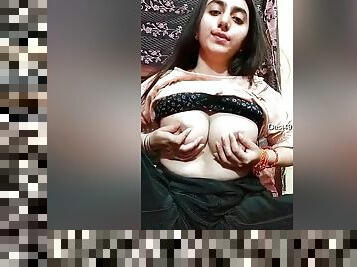 Sexy Paki Girl Shows Her Boobs Part 1