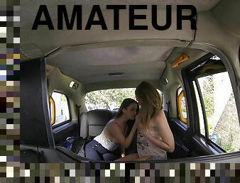 Amateur ladies hook up in the taxi