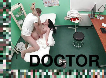 Fresh-faced Cassie Fire cums on doctor's cock