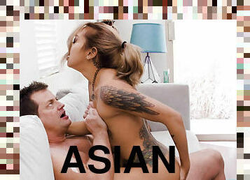 asiatisk, fitta-pussy, avsugning, gigantisk-kuk, deepthroat, creampie, fingerknull, college, piercad, petit