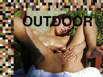 Nadia Noel rubb her clit & fingers her pussy outdoors