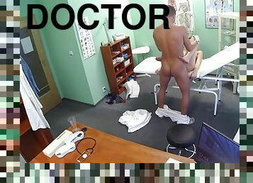 Young patient with shaved pussy gets surprise from her doctor