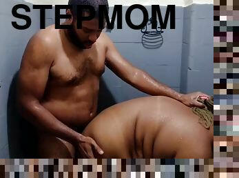 MY STEPMOM WAS BATHING AND I CUM IN HER MOUTH AND HER BIG PUSSY