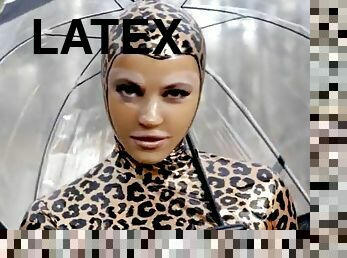 AUTUMN FASHION SHOW IN LATEX