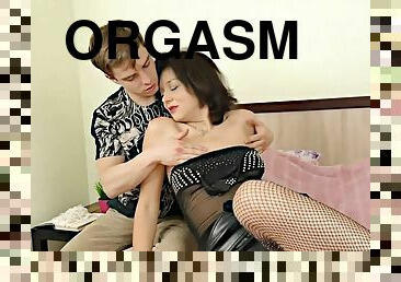 Excited lad gives experienced brunette a good orgasm