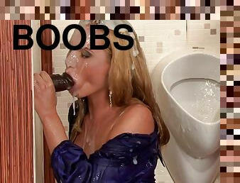 bañando, tetas-grandes, mamada, chorro-de-corrida, madurita-caliente, rubia, tetas, checa