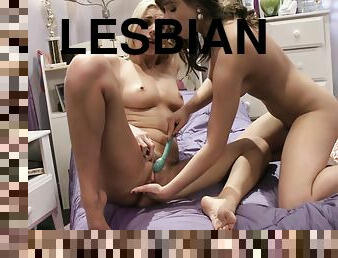 pillu-pussy, lesbo-lesbian, teini, lelu, sormettaminen, blondi, ruskeaverikkö