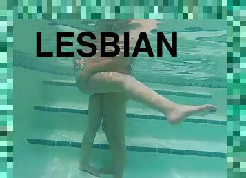 lesbian-lesbian, jenis-pornografi-milf, pasangan, berciuman, kolam-renang