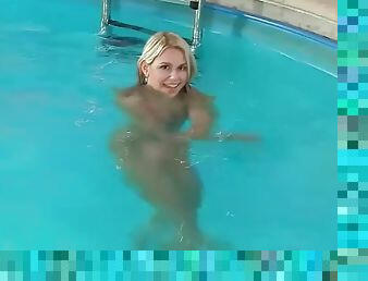 Blondie plays with her pussy by the poolside