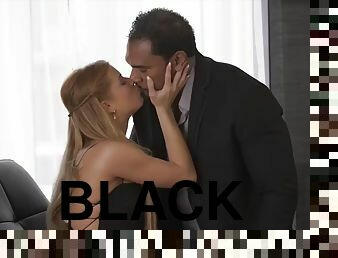 Interracial porn of Chrissy Fox and big black gentleman