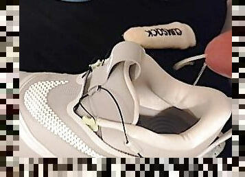 Ich spritze die erste Sperma Ladung in meine neuen Nike BB Adapt Basketball Sneaker