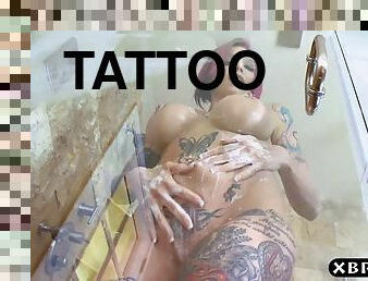 bagno, tettone, pornostar, doccia, tatuaggi