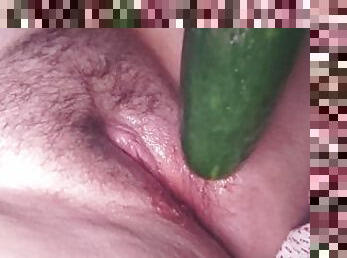 Me masturbo con un pepino