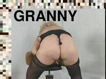 Granny bbw plays with pussy phat