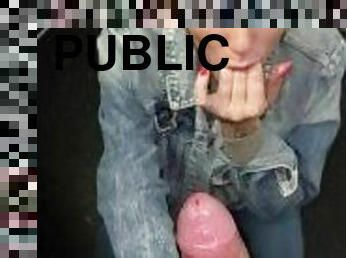 Public blowjob in der Toilette