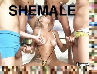 shemale, avsugning, gigantisk-kuk, gruppknull, gruppsex, blond, bukkake, rumpa-butt, tatuering, sugande