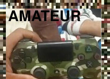 Joven gamer con pene grande