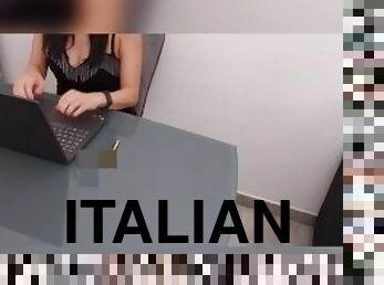 Sfondo il culo alla mia segretaria in ufficio dialoghi italiani