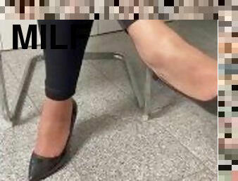 Sexy Milf want the cum on the feet and shoes