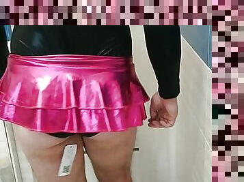 con-el-puño, masturbación, público, transexual, chorro-de-corrida, transexual-tranny, medias, lencería, bailando, fetichista